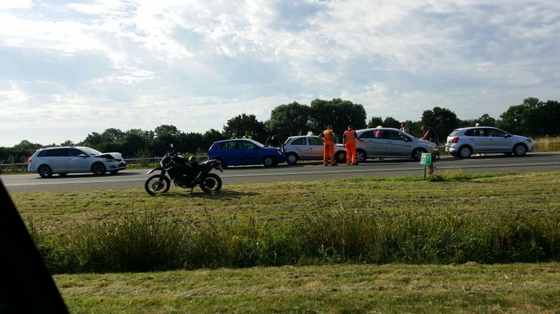 Op de A28 bij Nijkerk zijn dinsdagochtend vijf auto's op elkaar gebotst. De weg was daardoor enige tijd volledig afgesloten.