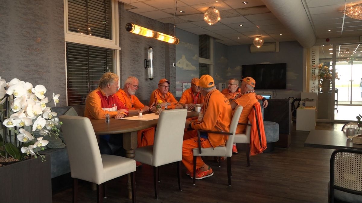 Oranjefans uit Zuidhorn nemen de grote trom niet meer mee