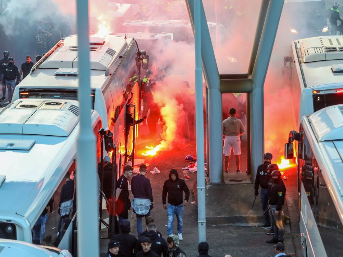 Ajax-supporters gooien vuurwerk naar politieagenten bij de Kuip