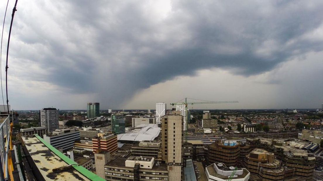 Rolwolk boven Utrecht. Foto genomen vanuit een kraan boven het Stationsgebied.