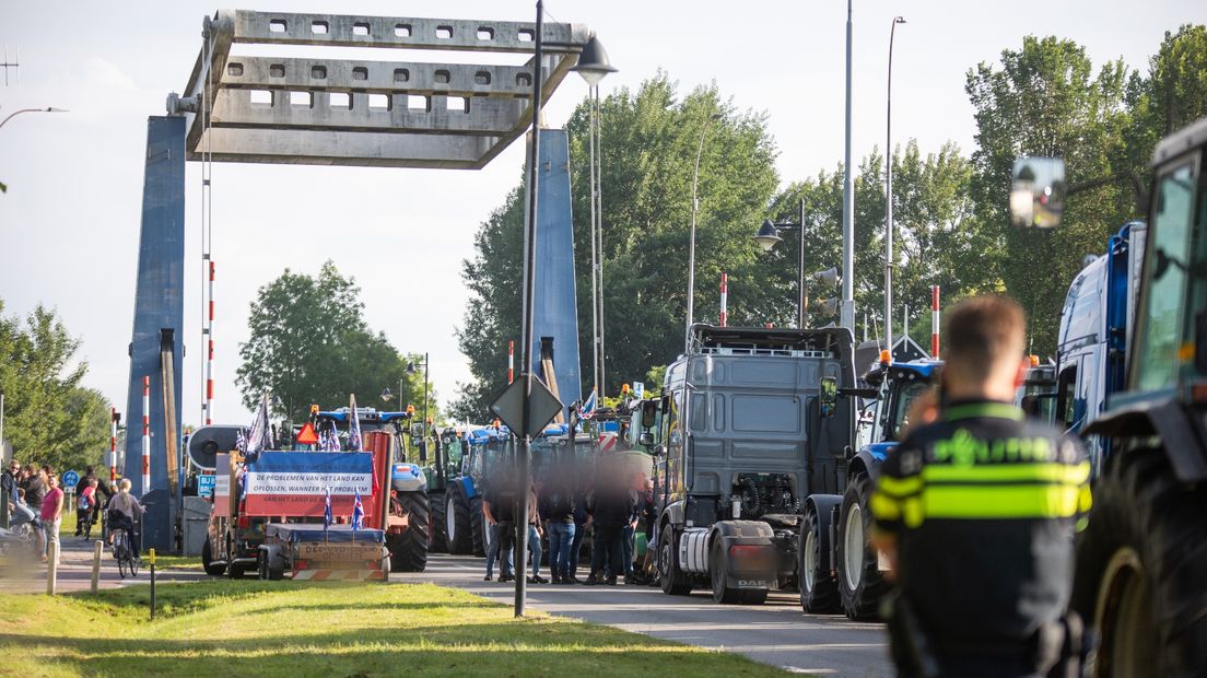 De politie houdt een oogje in het zeil bij de sluis