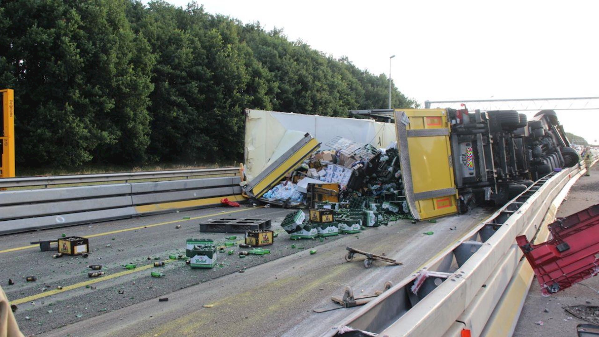 Gekantelde Vrachtwagen Zorgt Voor Flinke Verkeershinder Op A1, Weg Ligt ...