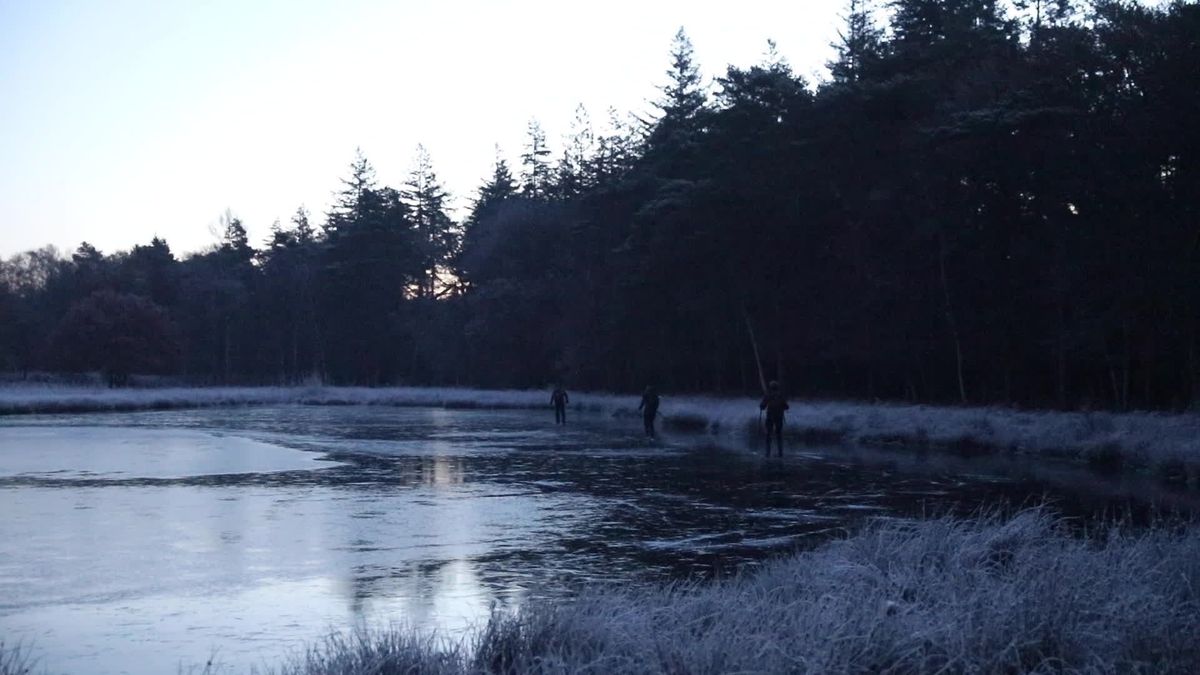 Schaatsliefhebbers wagen zich op het Pluismeer bij Lage Vuursche