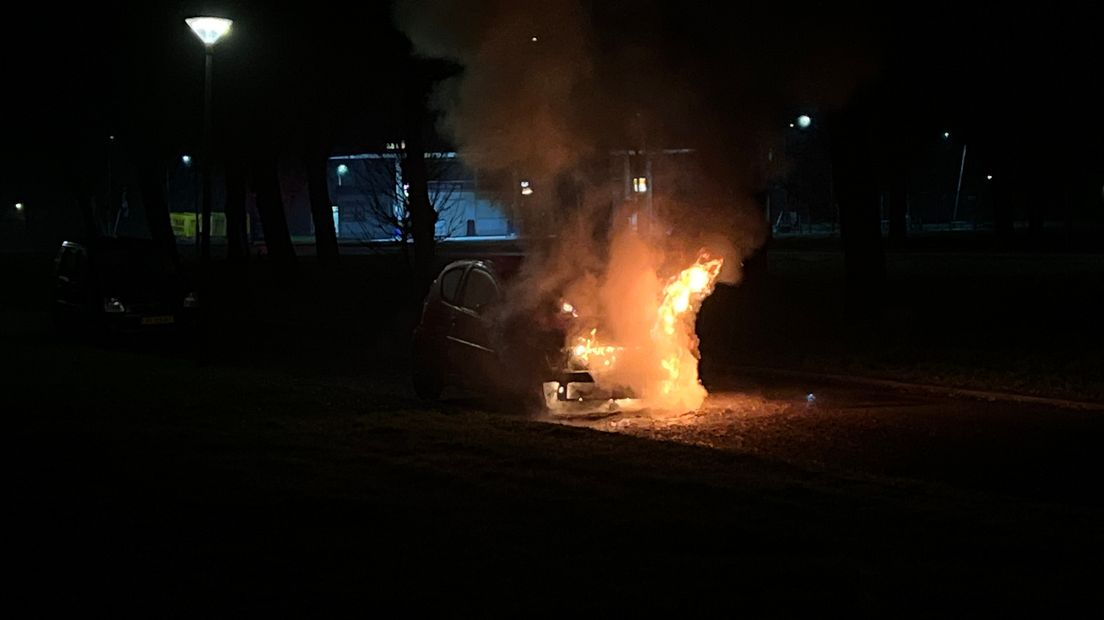 Vlammen slaan uit de auto