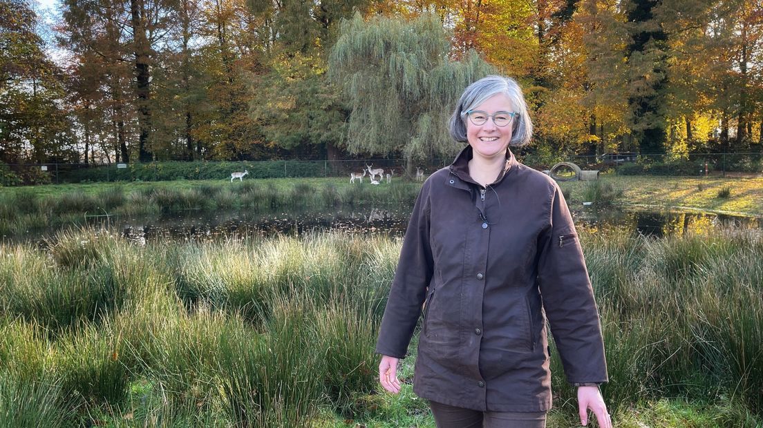 Dierenvriend Gerlinde Meendering bij het hertenkamp in Vriescheloo