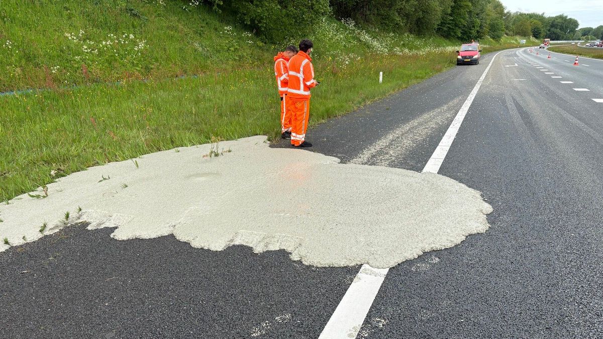 Vrachtwagen lekt beton: afrit richting Drachten voor onbepaalde tijd dicht