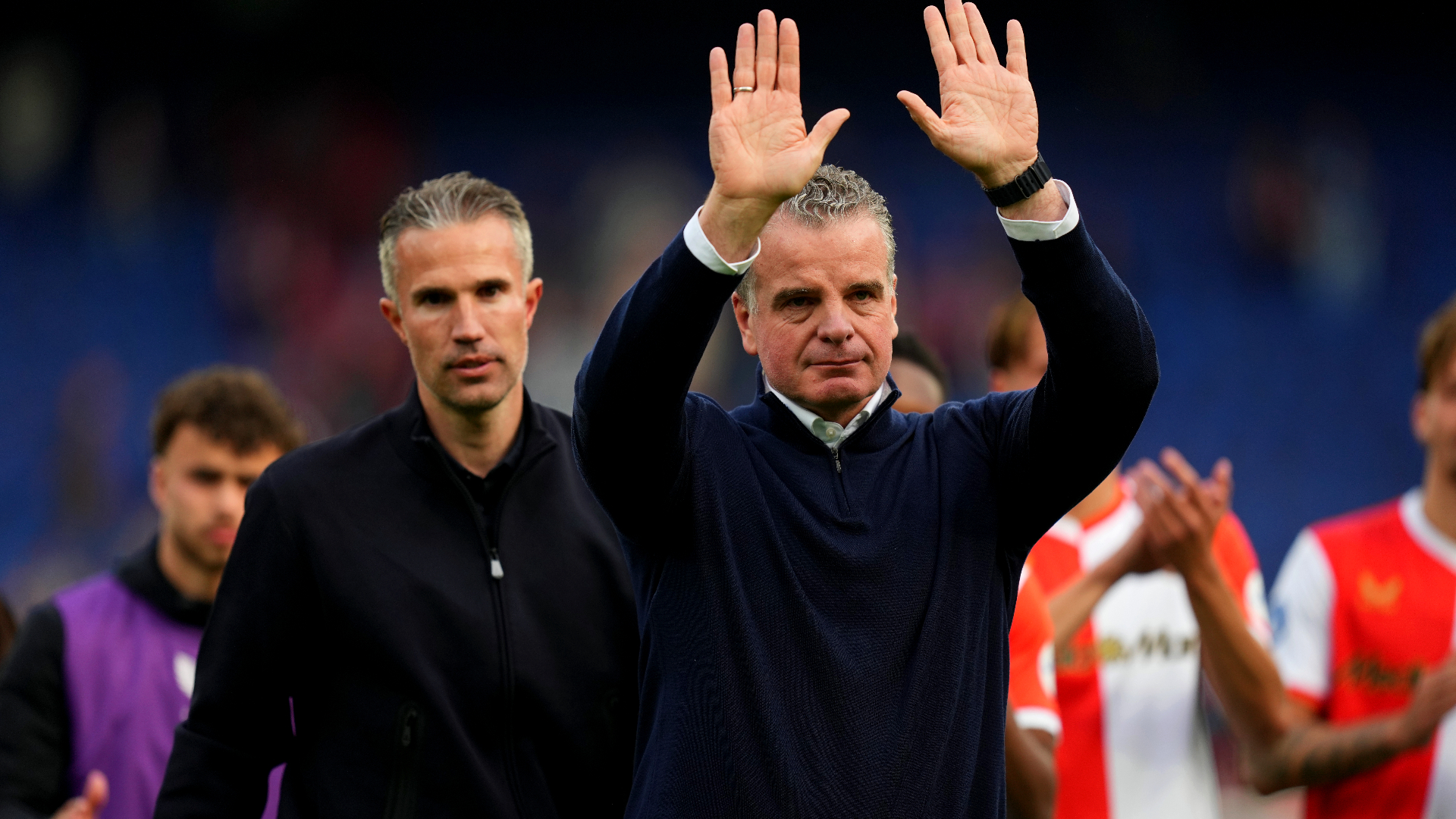 Dennis te Kloese neemt, gesteund door Robin van Persie, afscheid van Feyenoord
