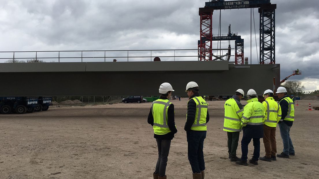 De brug is nodig vanwege de spoorverdubbeling.