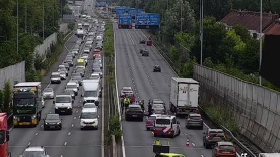 Flinke vertraging op A13 door botsing met meerdere autos. Flinke vertraging op A13 door botsing met meerdere autos.