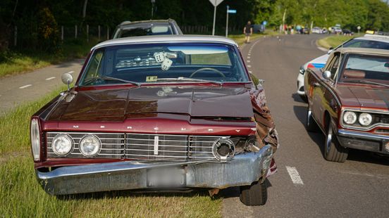 Oldtimer in de prak na botsing bij Een. Oldtimer in de prak na botsing bij Een.