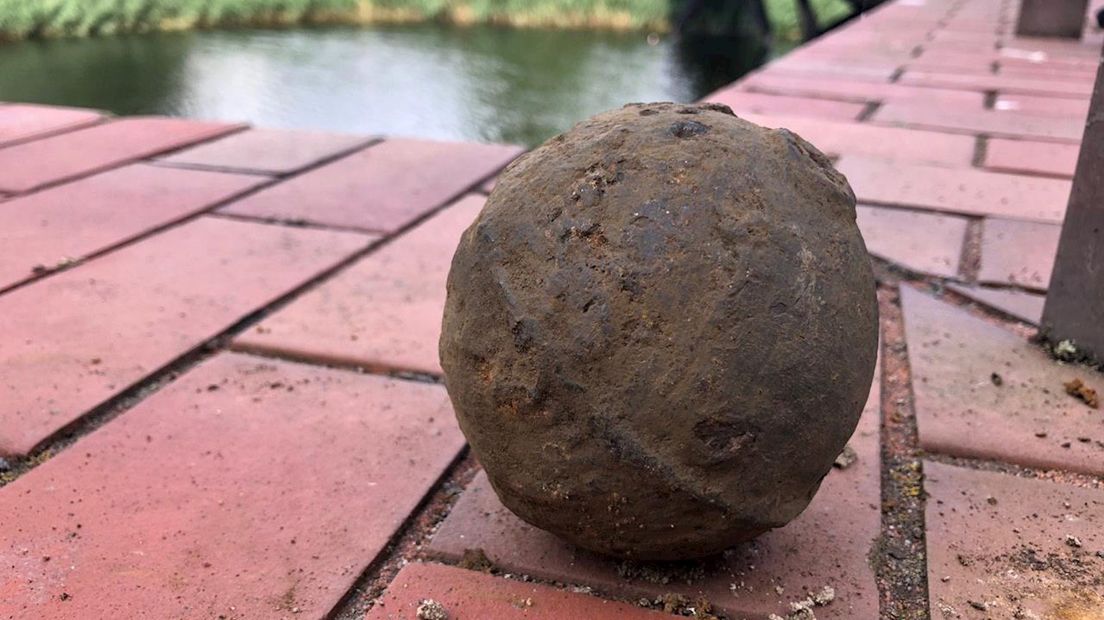 Angelo uit Deventer vist eeuwenoud voorwerp uit het water