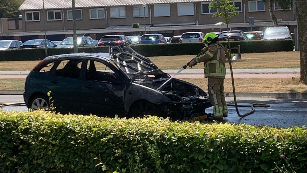 Brandweer kan auto niet meer redden in Venray