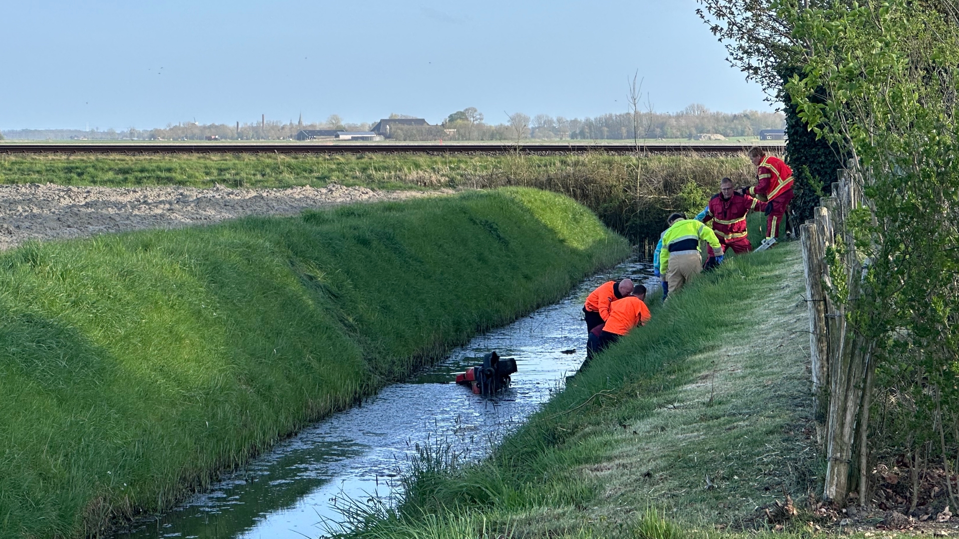 112-nieuws donderdag 16 april: Man belandt met zitmaaier in water Usquert • Zeiljacht loopt vast in de Eems