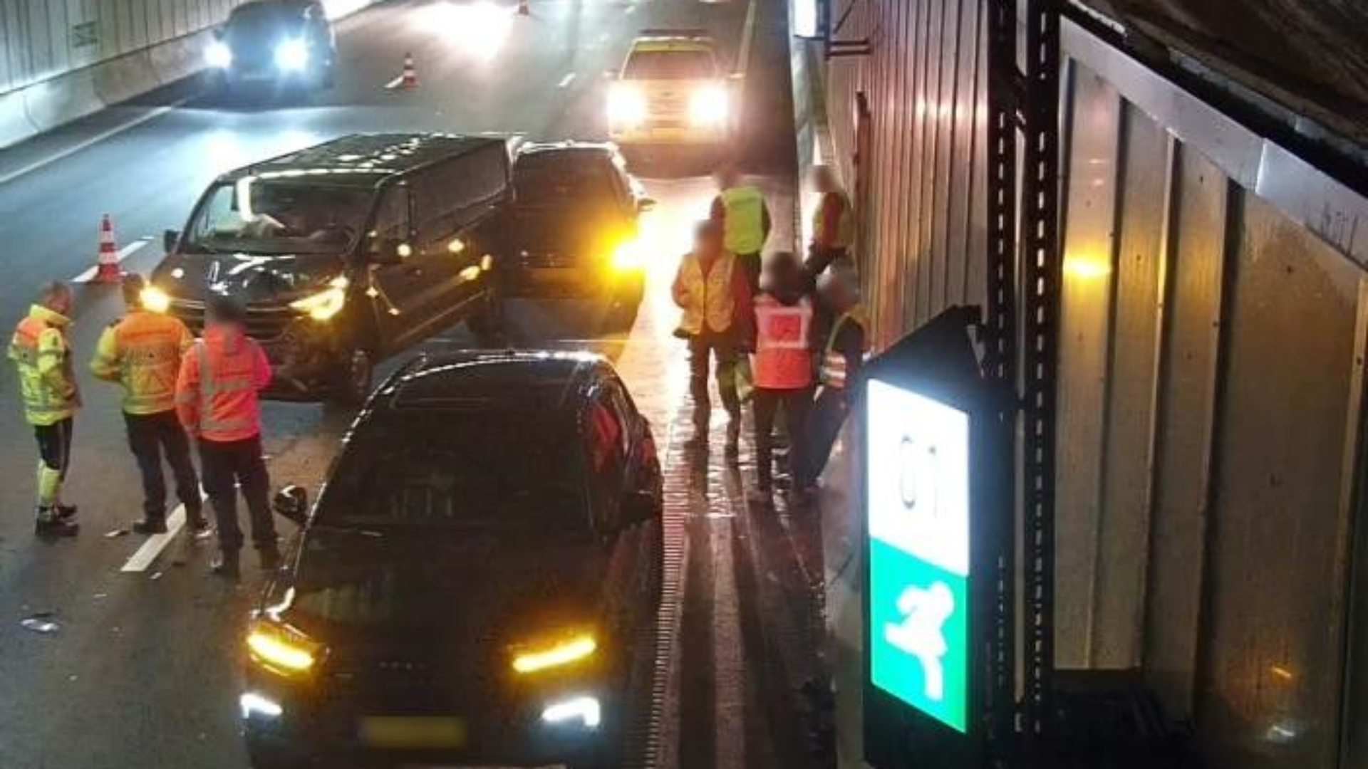 In de Heinenoordtunnel richting Rotterdam is een ongeluk gebeurd met meerdere voertuigen.
