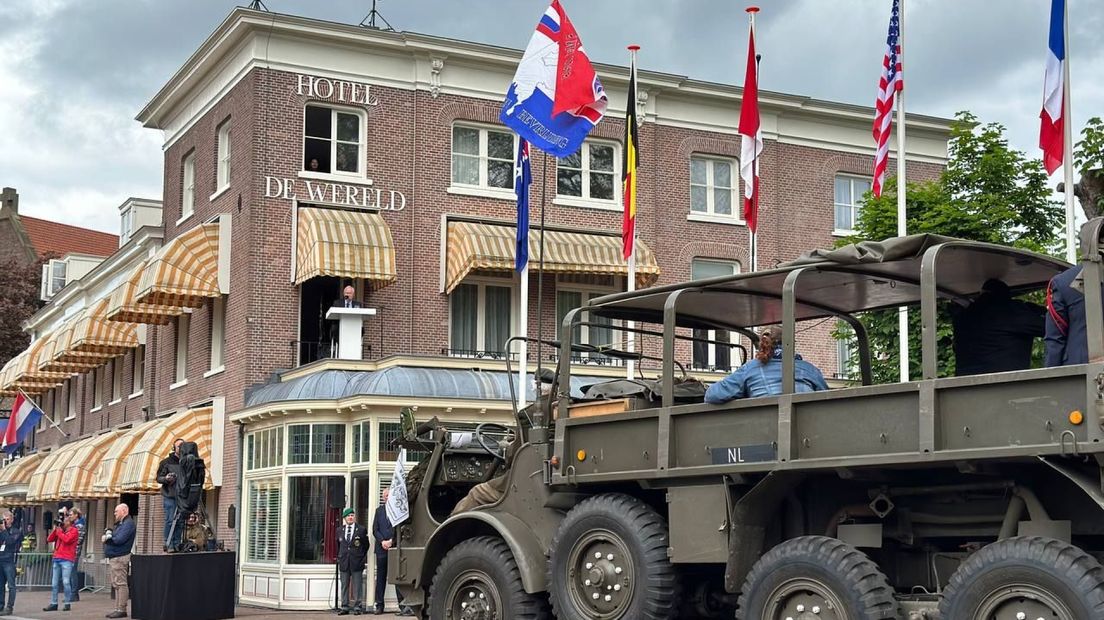 Aankomst van een jeep bij Hotel de Wereld in Wageningen.