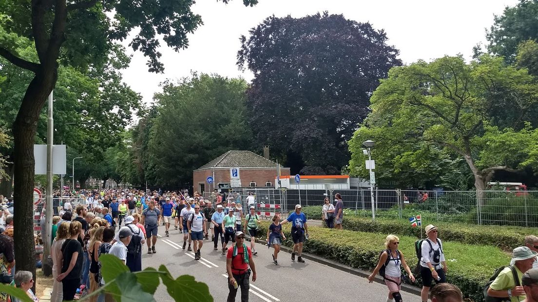 De wandelaars hebben de bergetappe van de Vierdaagse achter de rug, met de Zevenheuvelenweg als grootste hindernis. De route bracht hen onder meer naar Groesbeek, Malden en een flink stuk van Limburg. Lees hier terug wat er allemaal gebeurde!