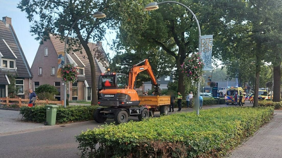 Fietser raakt ernstig gewond bij ongeval met graafmachine in Diepenheim