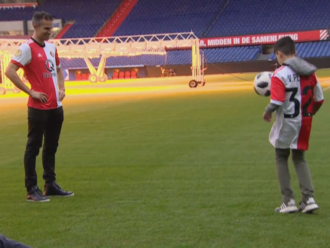 Robin van Persie trapt balletje met zoon bij presentatie bij Feyenoord