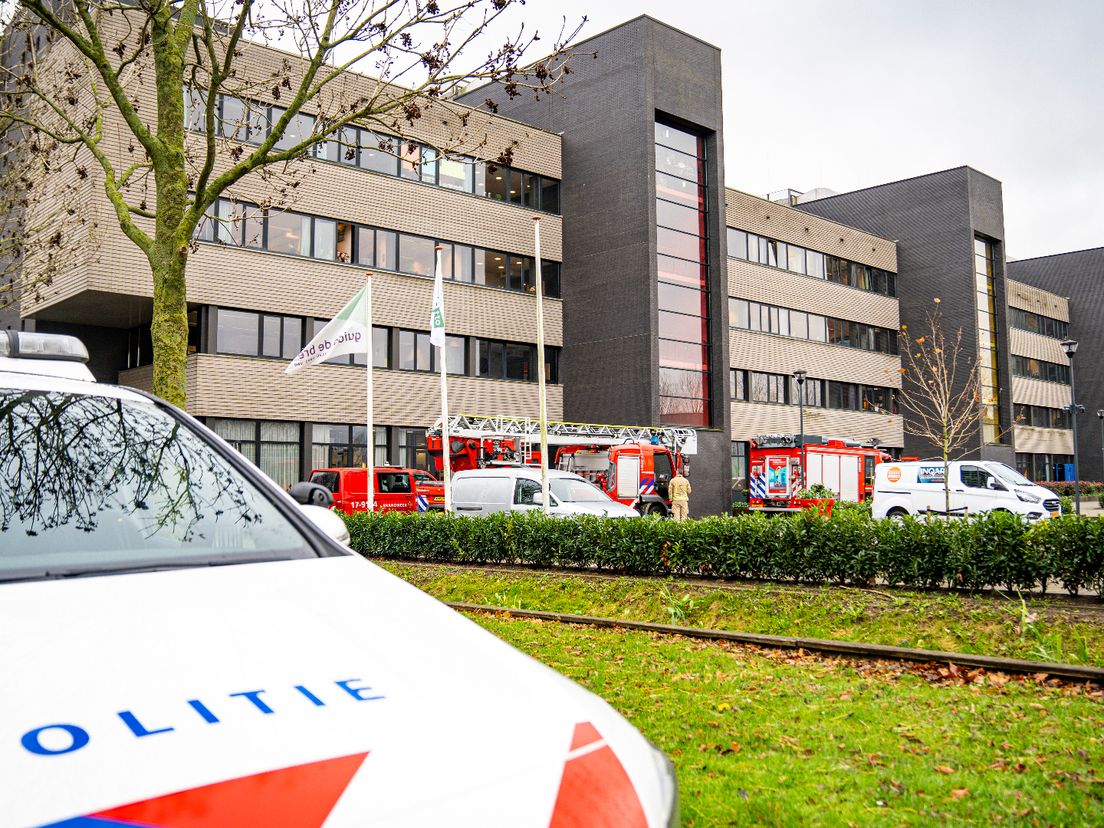 De hulpdiensten kwamen massaal ter plekke voor de explosie melding bij de Guido de Bres.