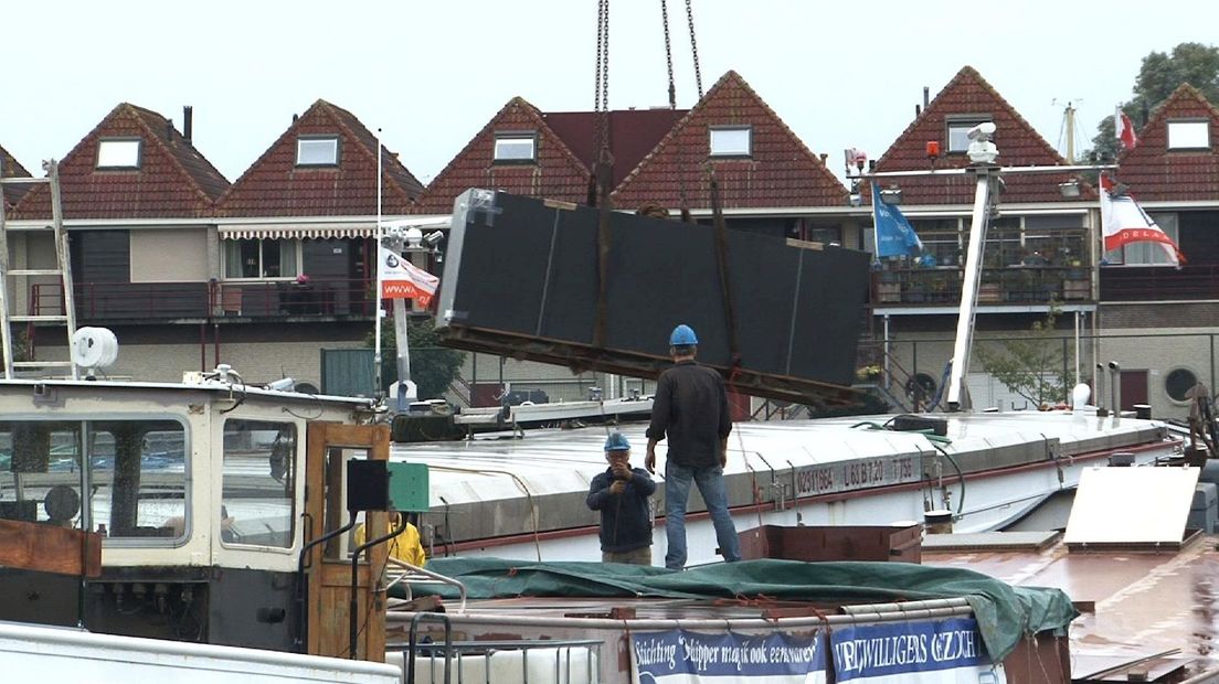 De eerste van drie watertanks wordt aan boord getakeld