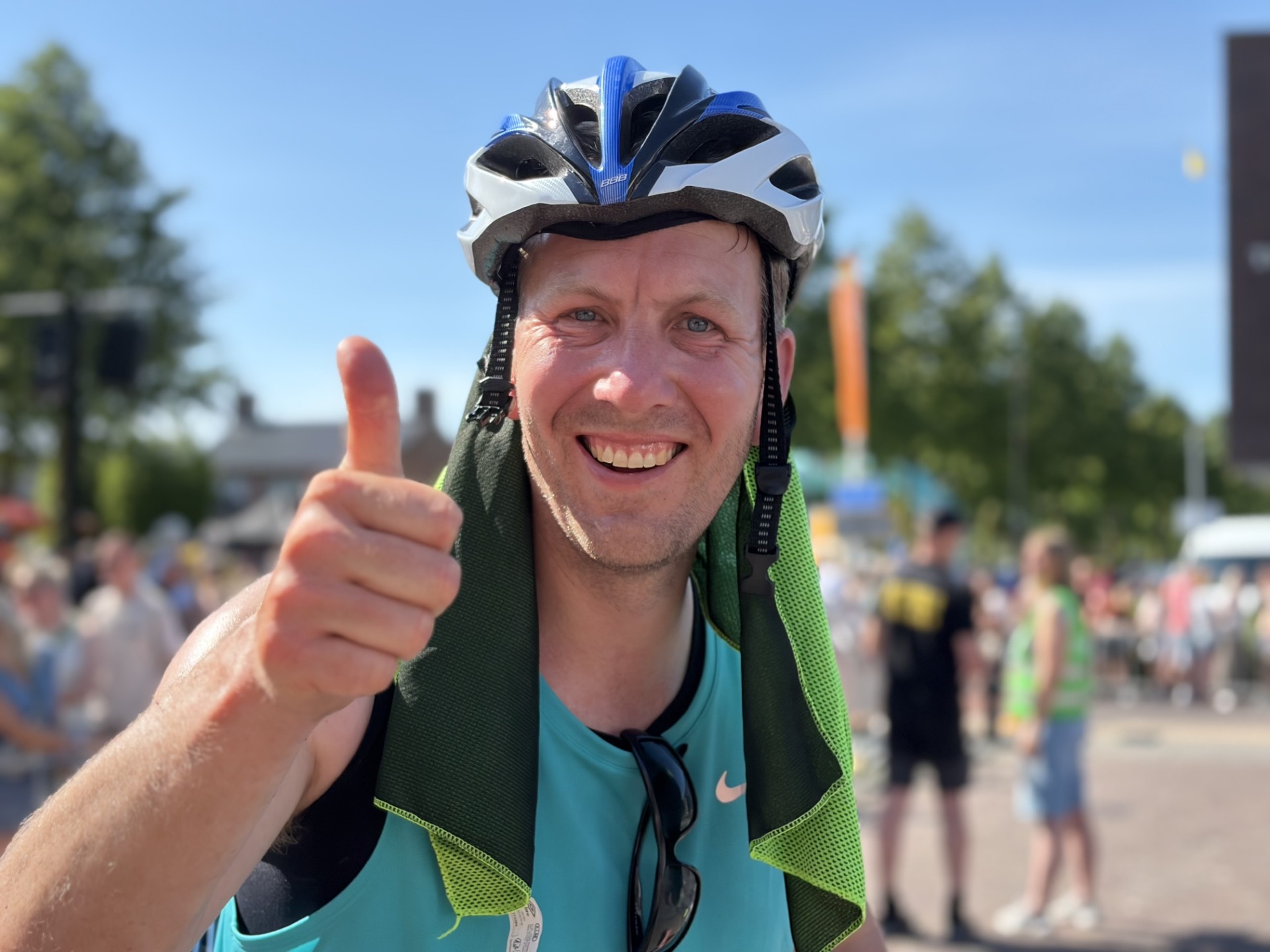 Met een doorweekte handdoek onder zijn helm, komt Johannes Miedema over de finish