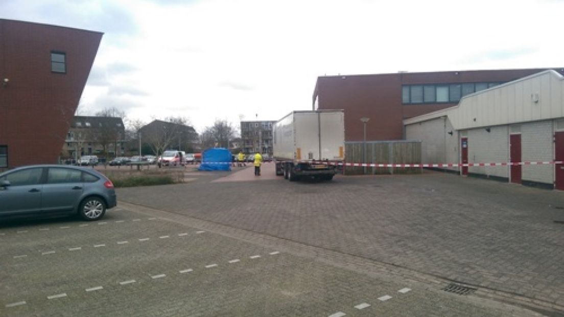 Bij winkelcentrum De Bongerd in Doetinchem is dinsdagochtend een vrouw omgekomen.Ze werd volgens een woordvoerder van de politie aangereden door een vrachtwagenchauffeur die op het punt stond zijn lading te lossen.De bestuurder reed achteruit en zag het slachtoffer over het hoofd.