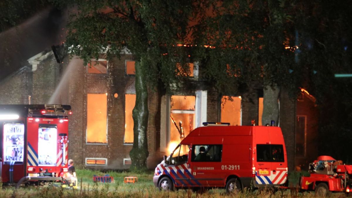 Boerderij in Midwolda brandt volledig uit