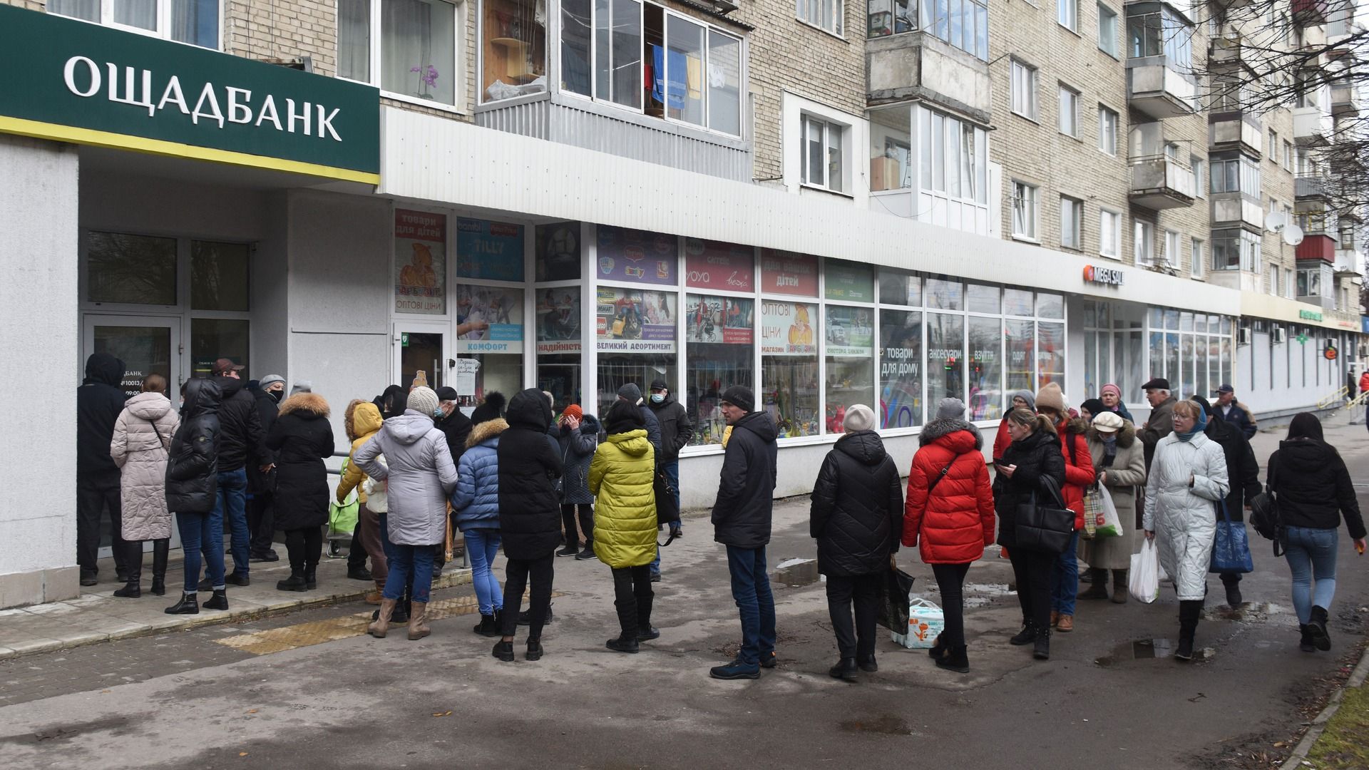 Mensen in Lviv in de rij om geld op te nemen.