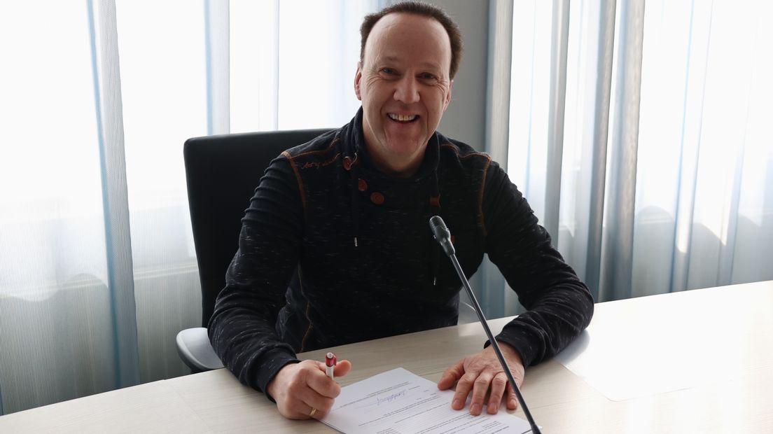 Bert 'Burdy' Schaap tekent zijn papieren als raadslid
