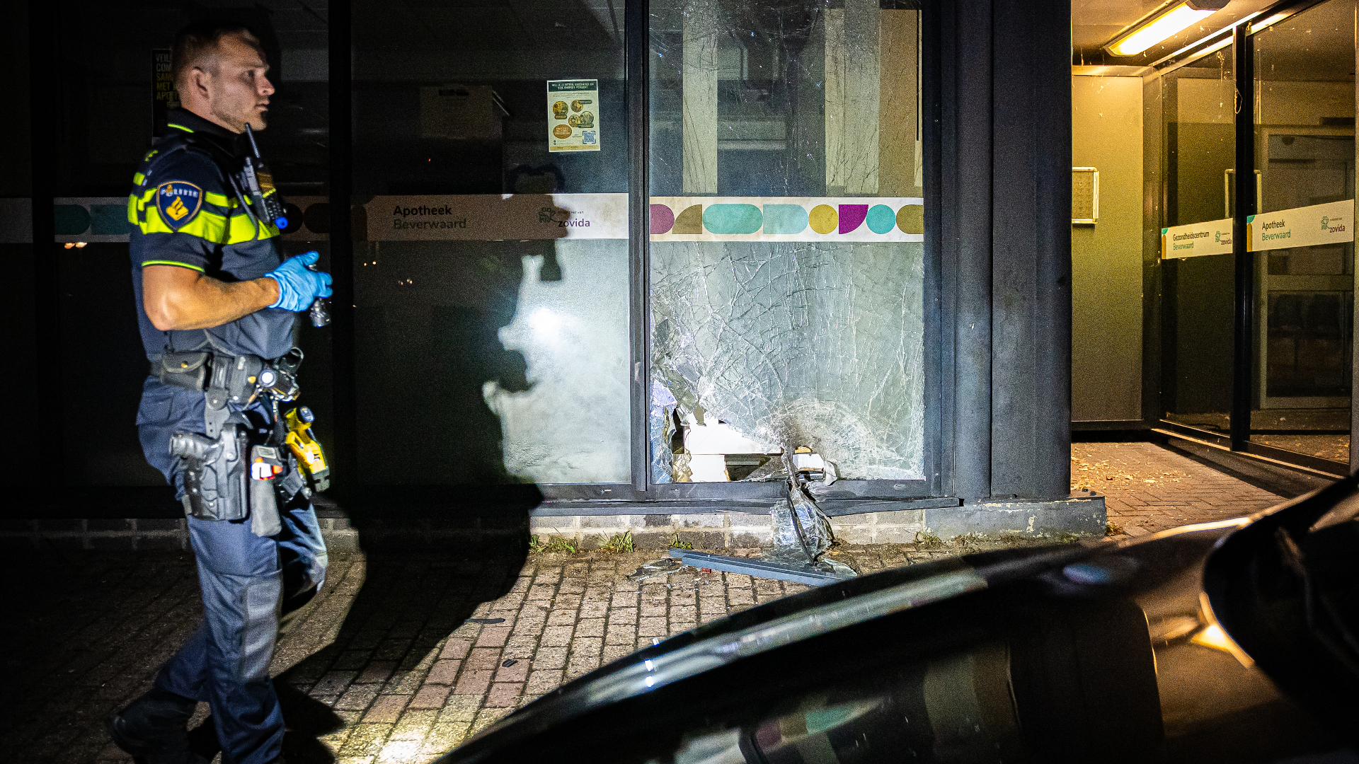 Bij de explosie raakte een ruit van de apotheek zwaar beschadigd.