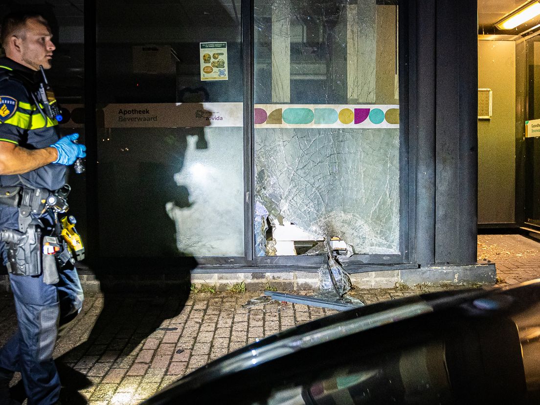 Bij de explosie raakte een ruit van de apotheek zwaar beschadigd.