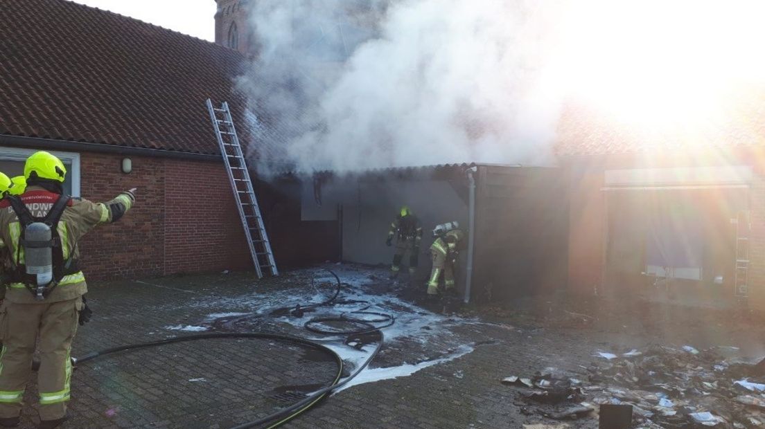 Opslag met oud papier bij dorpshuis Aardenburg in brand gestoken