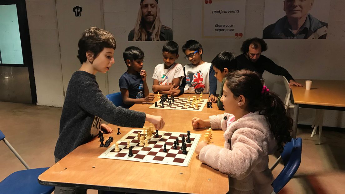 De kinderen doen mee aan het schoolschaakkampioenschap.