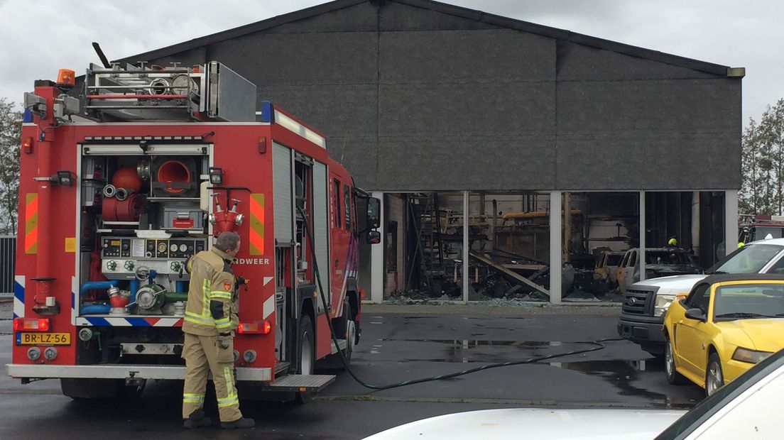 Een loods met oude Amerikaanse auto's is uitgebrand in Axel