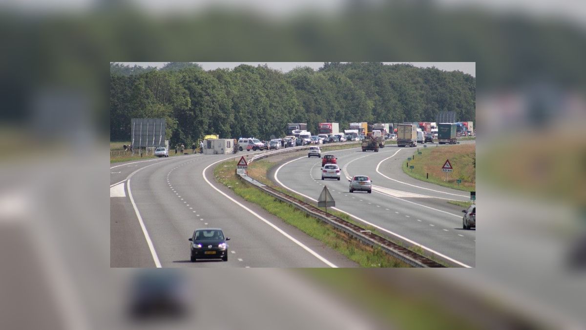 UPDATE: A7 richting Fryslân weer vrij, camper van de weg gehaald