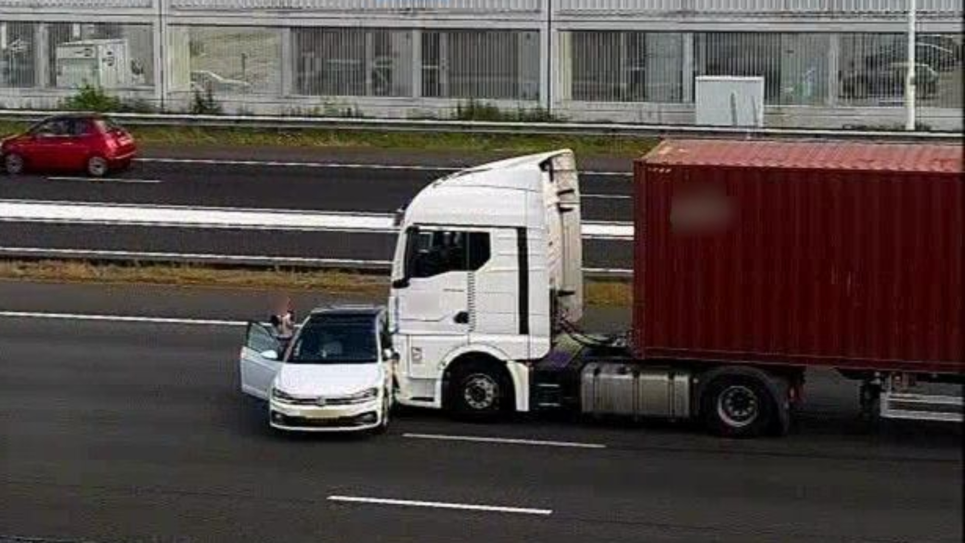 Op de A15 is een ongeluk gebeurd met een auto en een vrachtwagen.