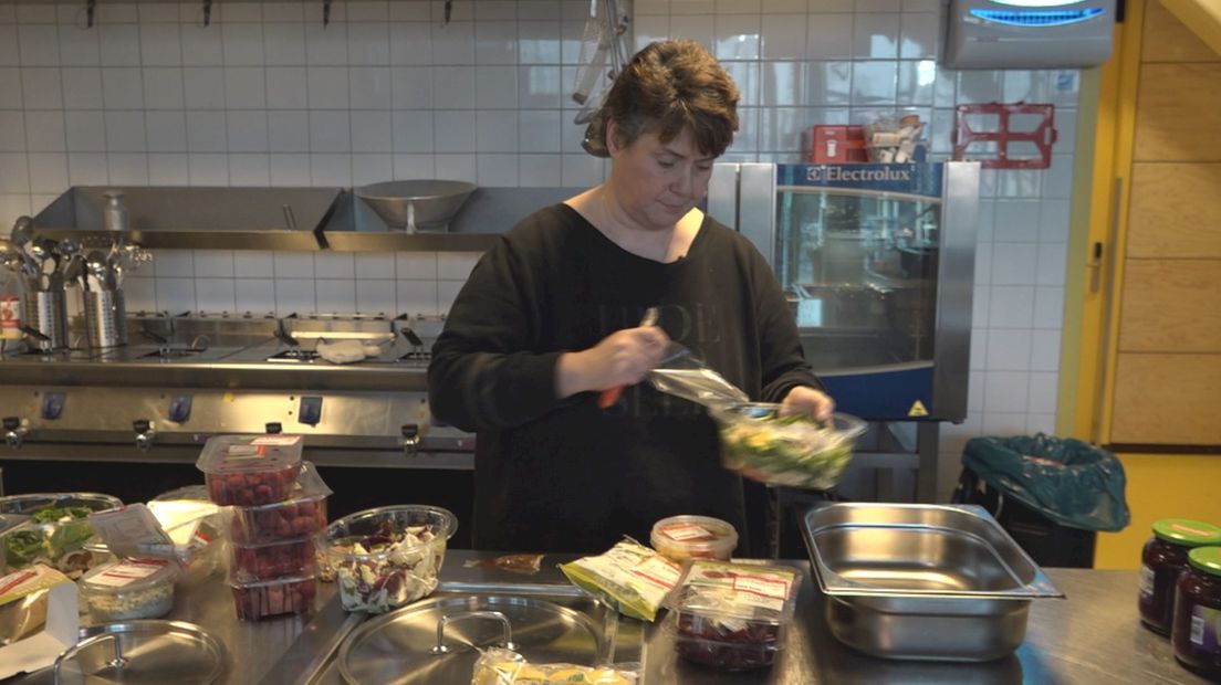 Monique van Baaren in de keuken van de IISPA