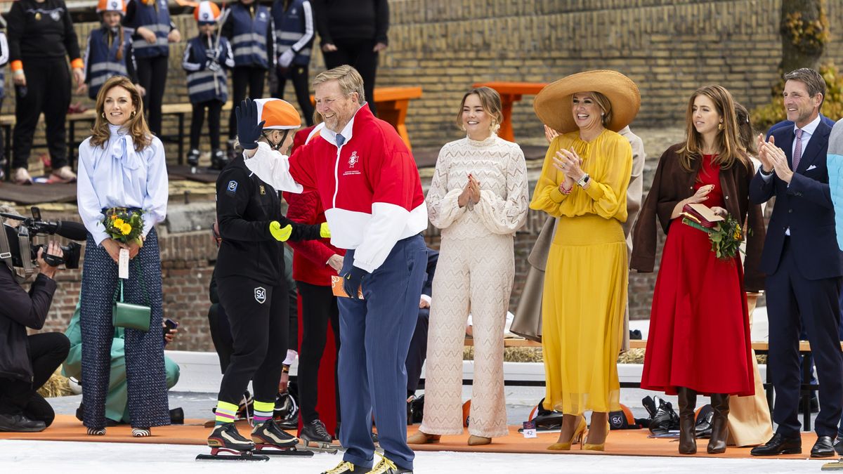 Willem-Alexander heeft plezier bij zijn tweede Elfstedentocht: 