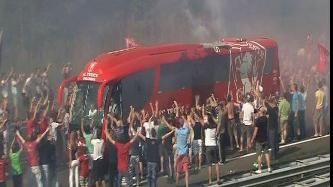 Supporters zwaaien bus FC Twente uit
