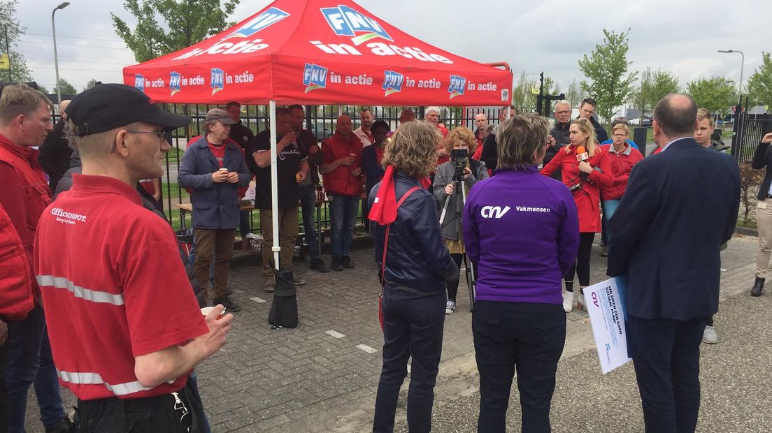 Werknemers Office Depot Zwolle bieden petitie aan voor beter sociaal plan