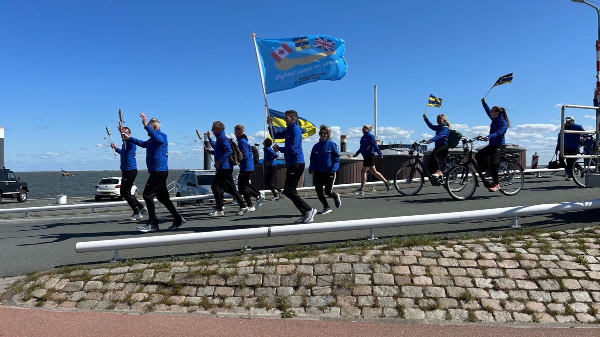 Zo'n 150 legerwagens onderweg naar Aldtsjerk | Bevrijdingsvuur inmiddels op Ameland