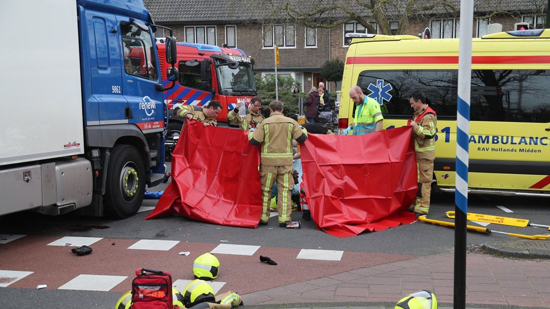 Fietser onder vrachtwagen in Wassenaar