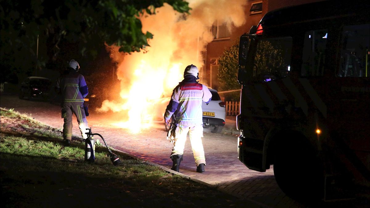 Auto brandt volledig uit in Westerhaar-Vriezenveensewijk