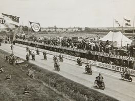 Historische collectie TT Circuit overgedragen aan Drents Archief: 'Dossier van meer dan vijftig meter'