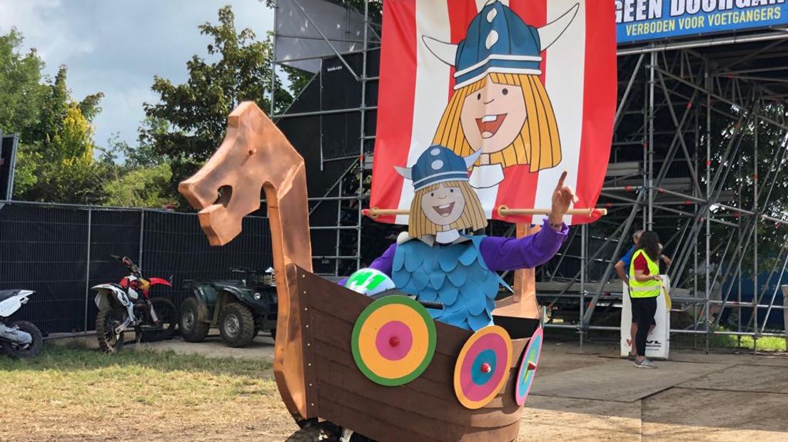 Dag twee van de Zwarte Cross. Een dag met een zwarte rand door het overlijden van een 18-jarige bezoeker aan het festival. Er was daarnaast, op feestgebied, het nodige te doen. Hieronder kun je alle hoogtepunten van vandaag terugkijken in ons blog.