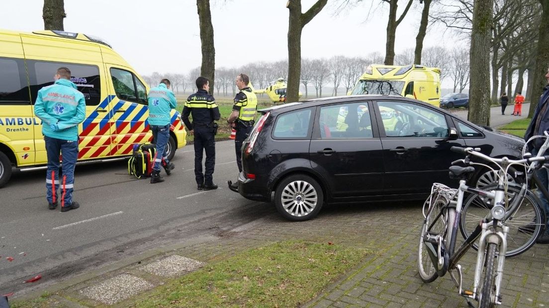 Ambulancepersoneel en politie op de plaats van de aanrijding (Rechten: Van Oost Media)