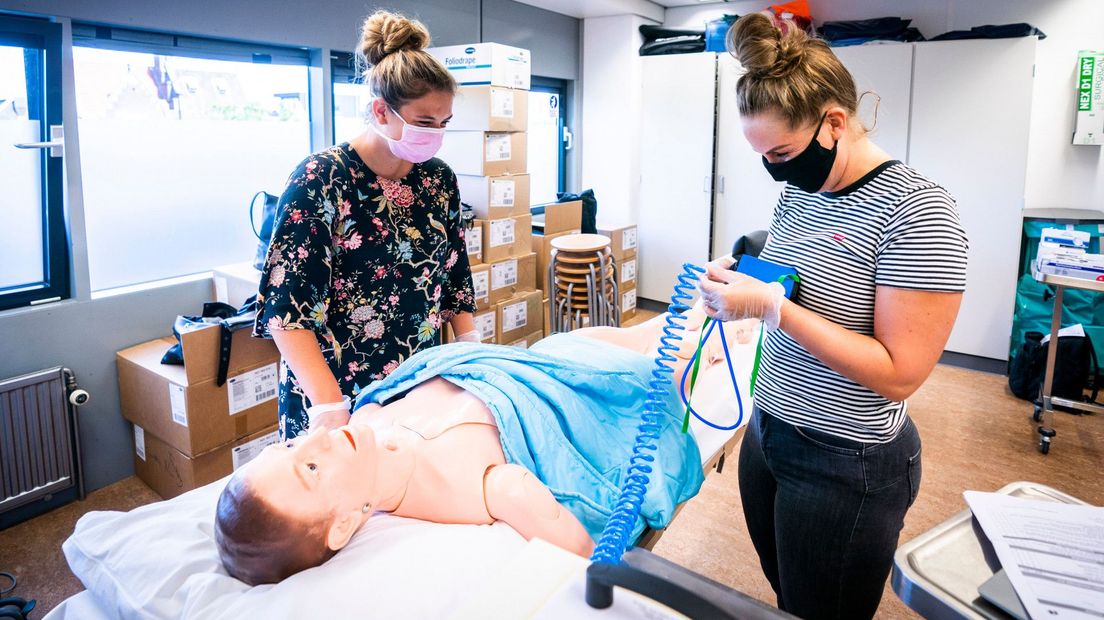 Mbo-studenten verpleegkunde en medische hulpverlening dragen tijdens een praktijkles al een mondkapje