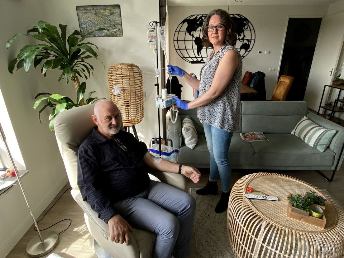Meneer Vollering krijgt immuuntherapie in zijn woonkamer toegediend van verpleegkundige Lisette