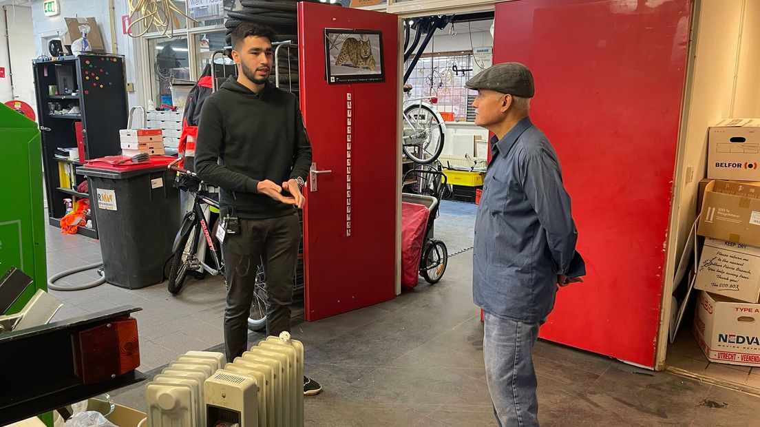 Najim in gesprek met Yasin, een Afghaan die al veel langer hier werkt