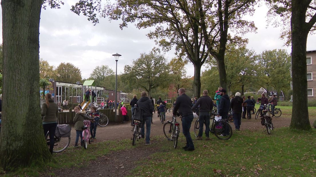 Ouders halen hun leerlingen op bij de Jan Thiesschool in Rolde (Rechten: RTV Drenthe)